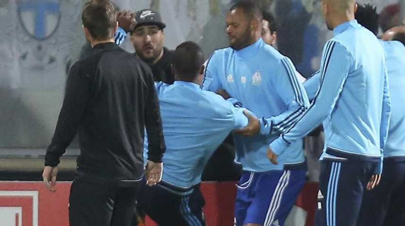 Patrice Evra donne un coup de pied au visage d'un supporter