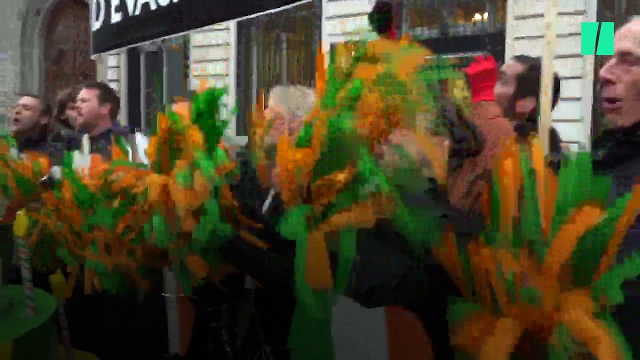 IPhone X : Des militants d’Attac débarquent devant un Apple Store parisien avec un gigantesque gâteau pour dénoncer "10 ans d’évasion fiscale"