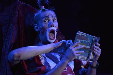 Aksi lagak ngeri dan silap mata sarkas yang memukau