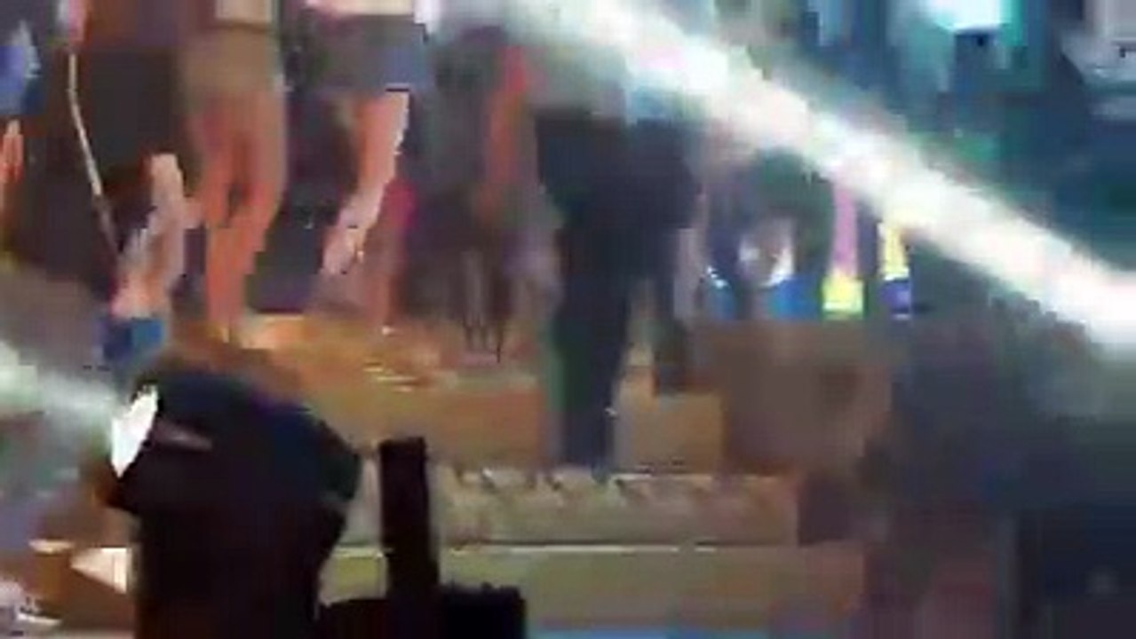 Fan ùa lên như "ong vỡ tổ" sau lời mời lên sân khấu của Sơn Tùng M-TP