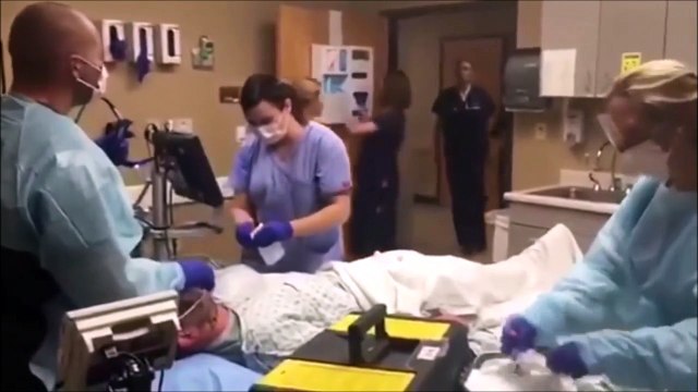 Cette demande en mariage est géniale : cette infirmière ne s'attend pas à ça