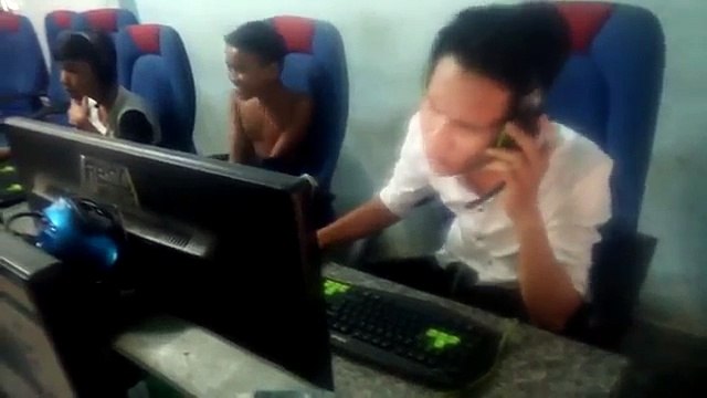 Phía sau một cô gái.. Cả tiệm nét bỗng chốc yên lặng