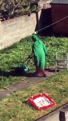 Une femme a oublié quelque chose d’important avant de tondre sa pelouse