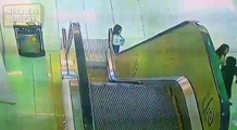 O perigo de deixar uma criança sozinha junta a uma escada rolante