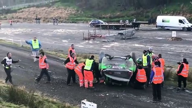 Un pilote de Rallye rate un saut et termine sur le toit