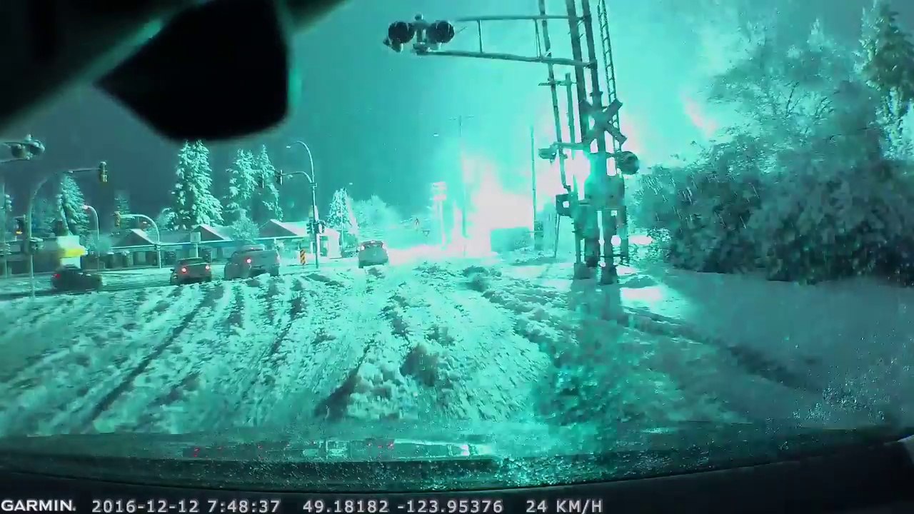 Arc électrique causé par une voiture percutant un poteau !