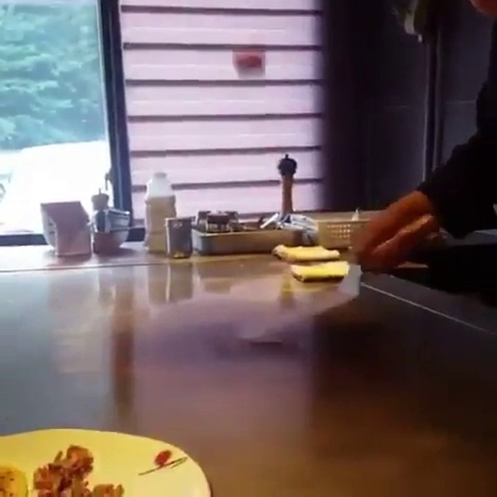 Ce chef chinois jongle avec une boulette et une spatule !