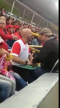 Il décrit en direct un match de foot à son fils aveugle au stade !