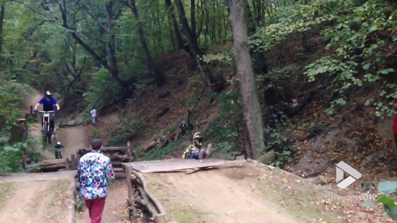 Il atterrit sans son vélo sur le tremplin en VTT... direct sur le derrière !