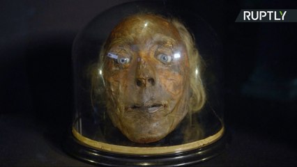 Cabeça mumificada de filósofo é exposta em Londres