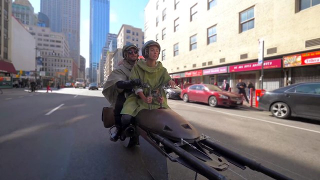 Deux Youtubeurs construisent des Speeders et parcourent les rues de New York.