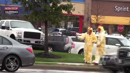 Des personnes déguisées en poulet se bagarrent en pleine rue, l’étonnante vidéo