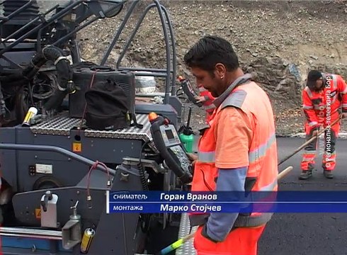 Pri kraju asfaltiranje puta od brestovačkog mosta do Brestovačke banje, 3. novembar 2017 (RTV Bor)