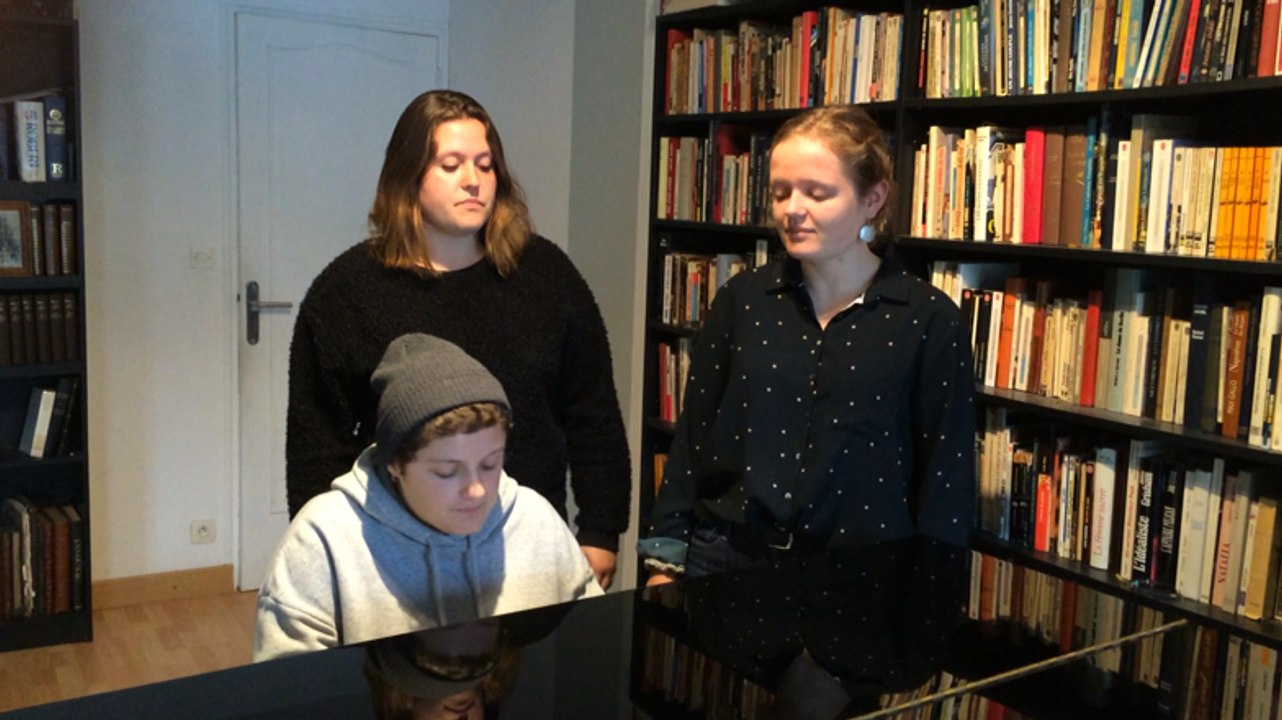 Pottok on the sofa chante "Wish you were here"