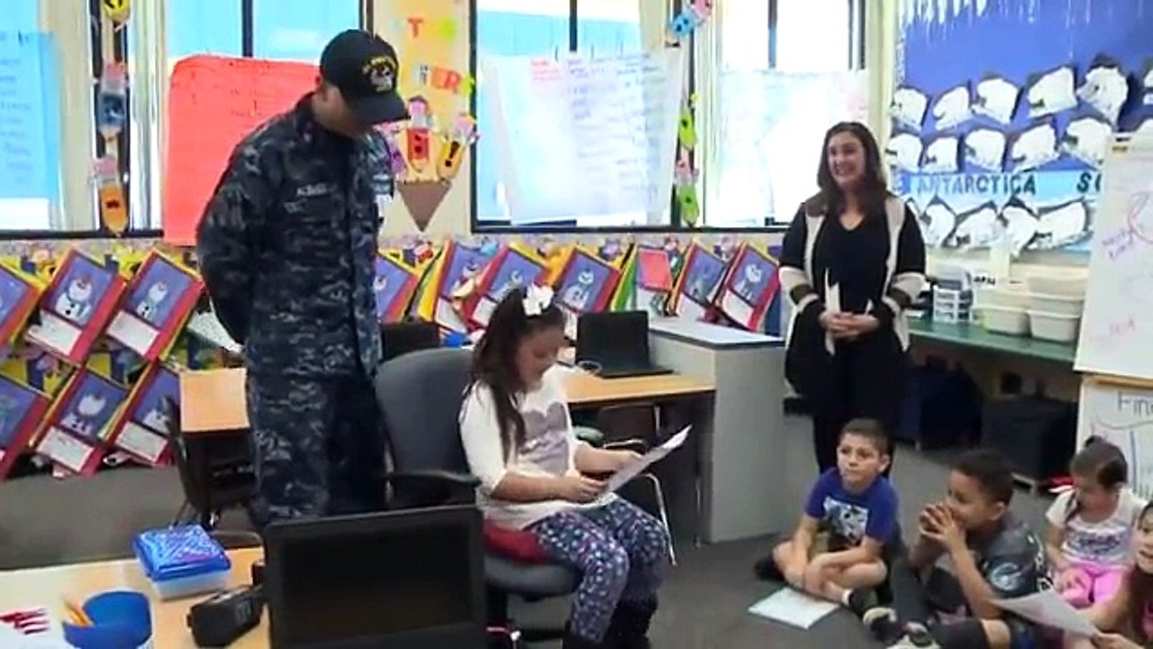 Ce père militaire déployé à l'étranger surprend sa fille pour la Saint-Valentin !