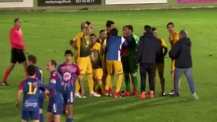 L’arbitre arrête le match alors que le ballon entre dans le but !