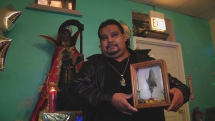 Devotos de la Santa Muerte aparecida en una cubeta plástica