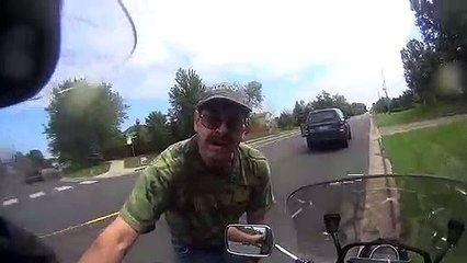 La réaction de cet automobiliste après avoir coupé la route de ce motard est exemplaire