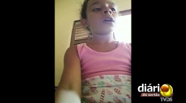 Menina explica desenhos deixados em túmulos