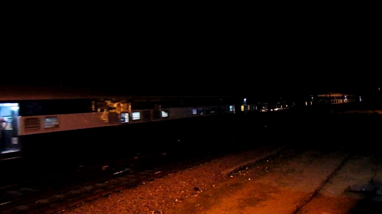 [HD] Bihar Sampark Kranti Express passes Dilkusha Cabin