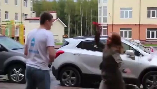 Elle pensait détruire la voiture de son ex mais se trompe de voiture