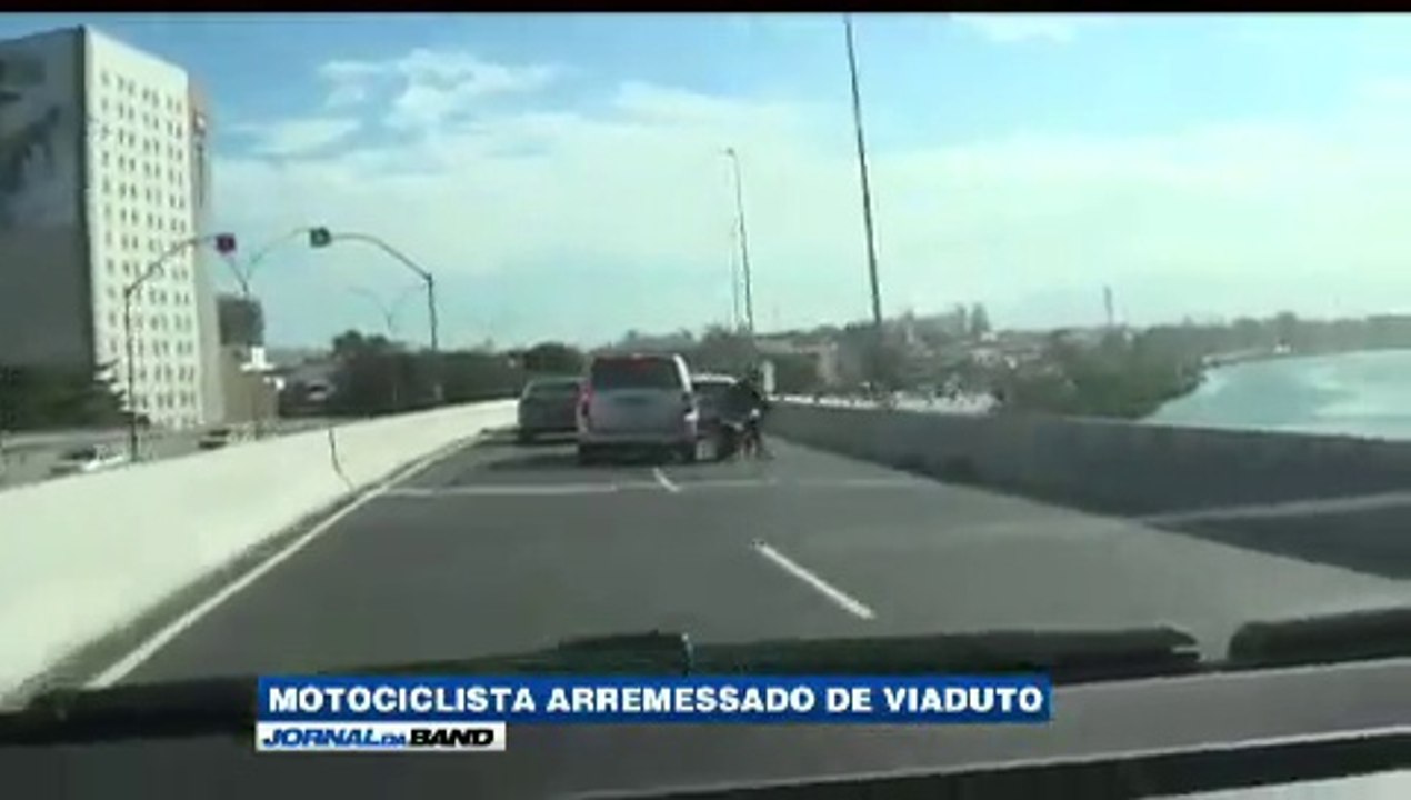 Ce motard poussé par une voiture chute du haut du pont
