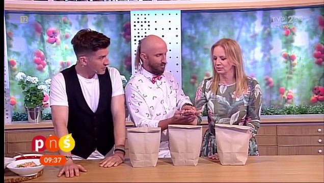 Ce magicien plante un clou dans la main de la présentatrice : tour de magie raté