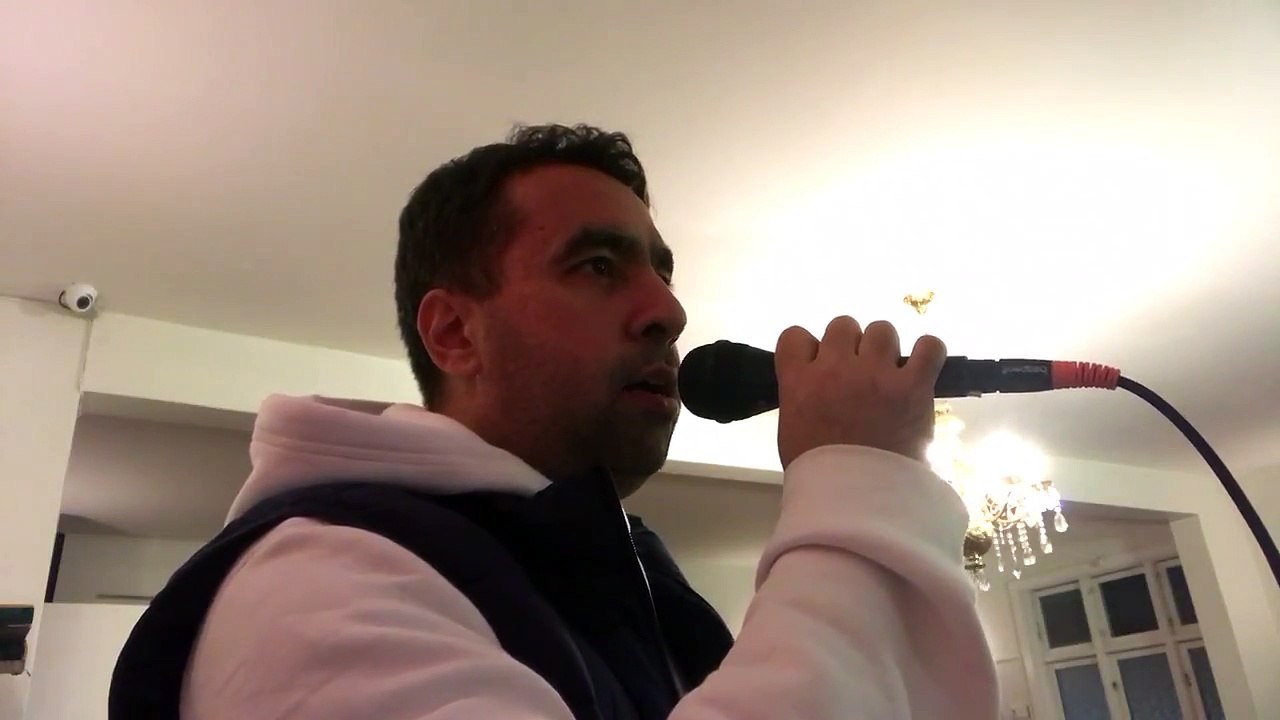 Hafiz Metin Demirtas. Medine makamı kamet. Yatsi namazi. Kopenhag Kocatepe Camii, Danimarka. 3/11-2017. Kamet nasil okunmali? Harameyn usulü kamet. Kamet Nedir ve Nasil Getirilir? Medine müezzini taklidi - Sheikh Essam Bukhari. Müezzinlik nasil yapilir