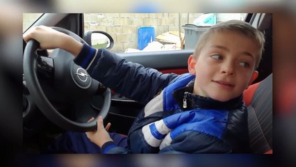 Un bébé de 2 ans conduit une voiture... (☉_☉)