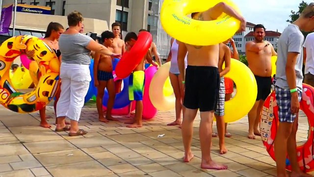 Un Toboggan Aquatique Géant dans ma RUE - City Slide