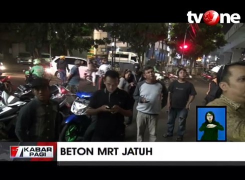 Beton Proyek MRT Jatuh Menimpa 2 Kendaraan