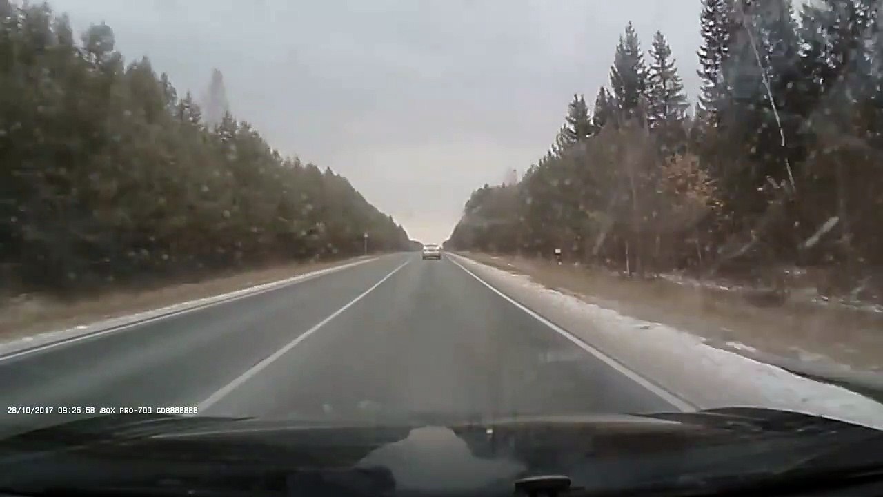 Un accident impliquant 3 voitures se produit à cause de la glace noire