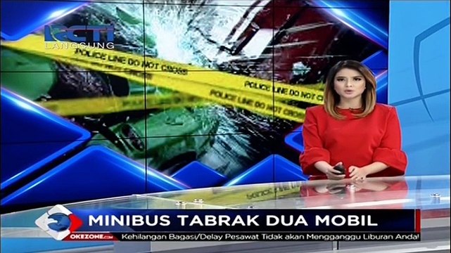 Supir Mengantuk, Minibus Ini Tabrak 2 Mobil yang Sedang Parkir
