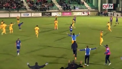 Quand l'arbitre siffle la fin du match alors qu'un joueur s’apprête à marquer !