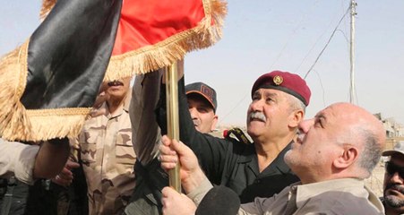 Irak Ordusu DEAŞ'ın Son Kalesini Düşürdü, İbadi Sınıra Gidip Bayrak Dikti