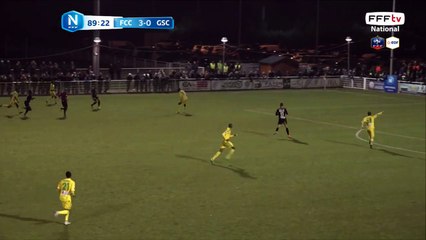 La frappe est bien contrée par la défense