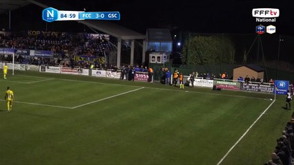 Corner repoussé par la défense et frappe dévissée