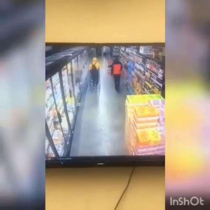 Ce gars lui met la main aux fesses, il va vite le regretter.