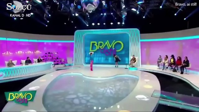 Canlı yayında şok! İç çamaşırına örümcek girdiğini söyledi…