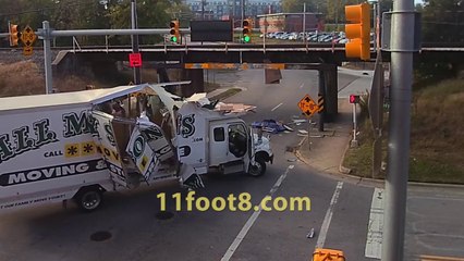 Ce camion de déménagement s'ouvre en deux sous un pont !