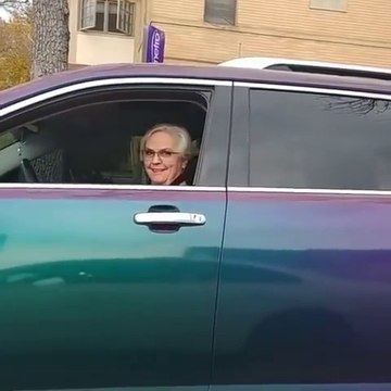 Mamie a fait repeindre son 4x4 en mode tuning !!