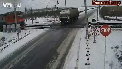 Ce camion provoque le déraillement de 2 trains en même temps !