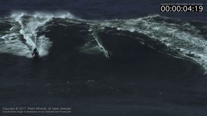 Télécharger la video: 2 surfeurs prennent la plus grande vague du monde ensemble !