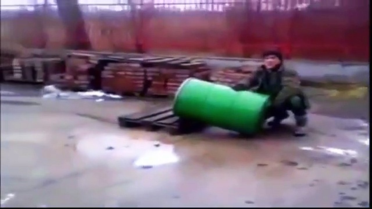 Ces russes tarés fabriquent un lance-missile avec des bidons