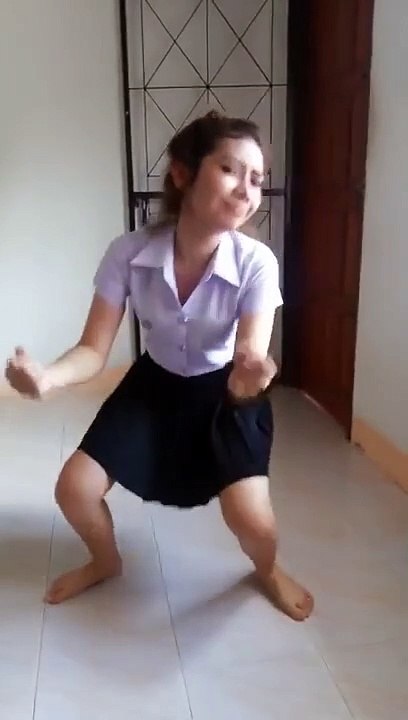 Funny Thai girl dance