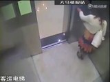 Une femme n'a pas pu se tenir longtemps dans un ascenseur en Chine !