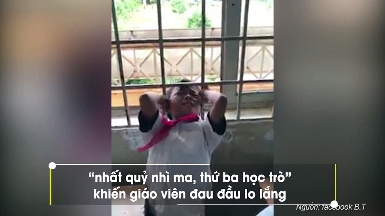 Học trò nghịch ngợm kẹt đầu vào song cửa, thầy giáo soái ca sơ mi trắng ra tay giải cứu