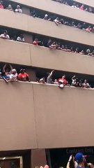 Des spectateurs aident une femme à récupérer sa casquette (Houston)