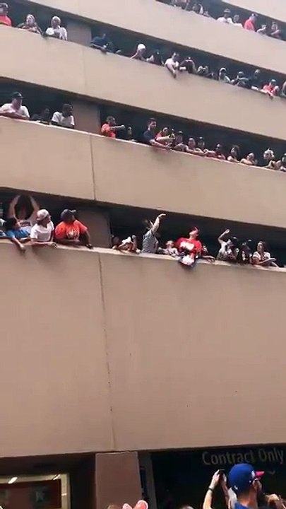 Des spectateurs aident une femme à récupérer sa casquette (Houston)