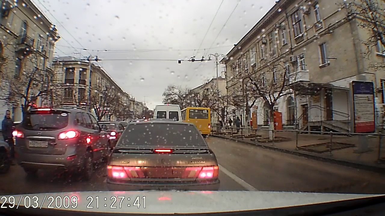 Ce piéton traverse sans regarder et se fait renverser... Douloureux